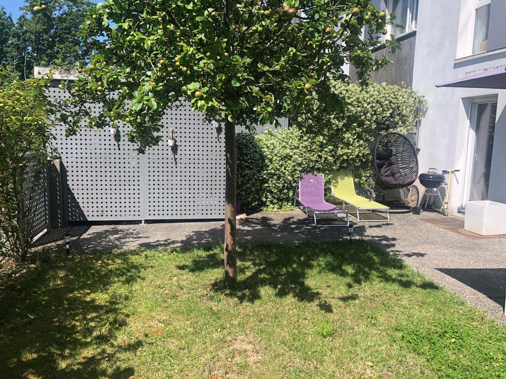 Duplex En Familiale Et Surveillee De 2 A Deux Pas De Paris Avec Sa Place De Parking Et Son Jardinet Pas De Fetes *